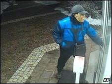 这名银行劫匪最早曾戴着一张老人面具作案。 